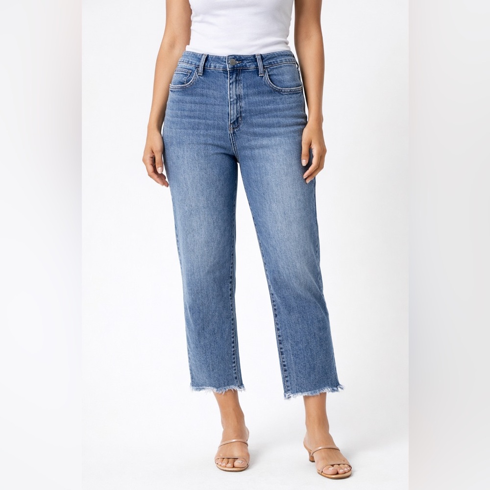 Woman's Discount Divas Jeans Size 18 Raw Hem Detail Straight Medium Wash New NWT